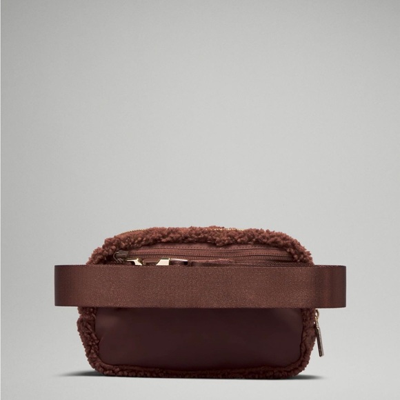 Lululemon everywhere belt bag 1L, fleece, brown, new with tags - Picture 3 of 4
